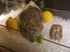 夏季限定！天然岩牡蠣『徳島県産(※写真左)』